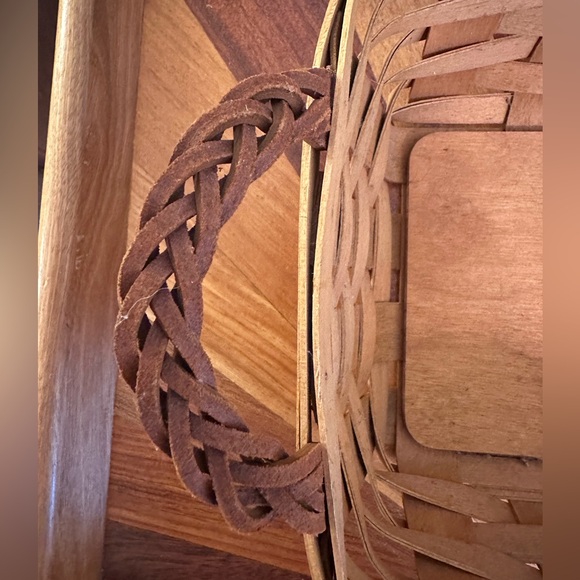 Longaberger basket hand woven in 2008 with leather woven handles - Picture 4 of 5
